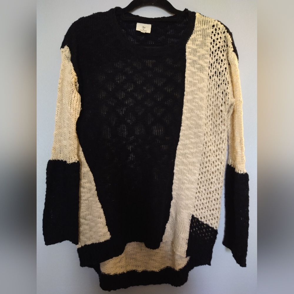Women's beautiful color blocked open knit sweater by hot & delicious. Size S/M.